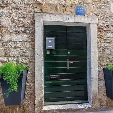 Apartment Urban Split